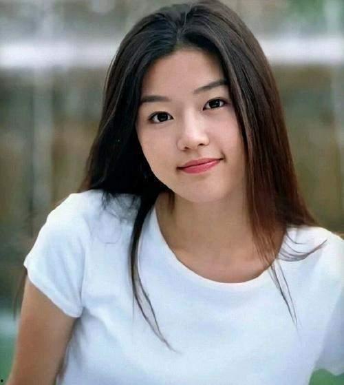 娱乐吃瓜酱04年女生